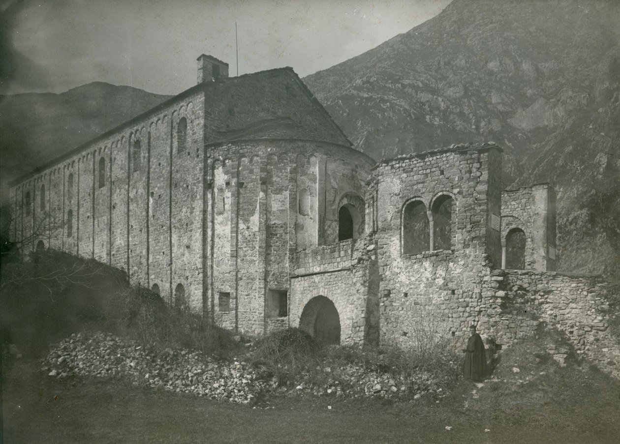 Vista da Abadia de San Pietro al Monte, Civate, Lombardia, Itália, fotografia de Ugo Monneret de Villard, cerca de 1910 de Ugo Monneret de Villard