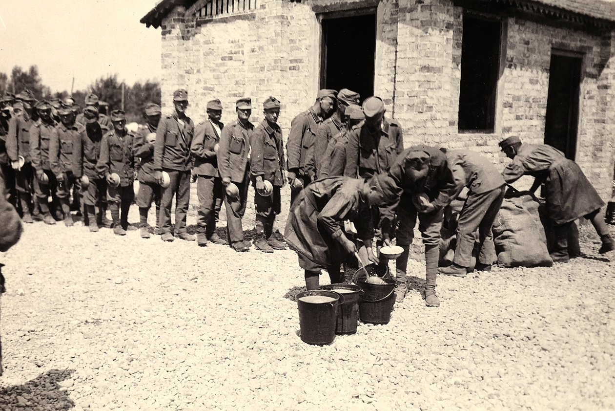Prisioneiros austríacos em Bagnaria Arsa, Udine, Itália, 02/04/1916 (foto a p/b) de Ugo Ojetti