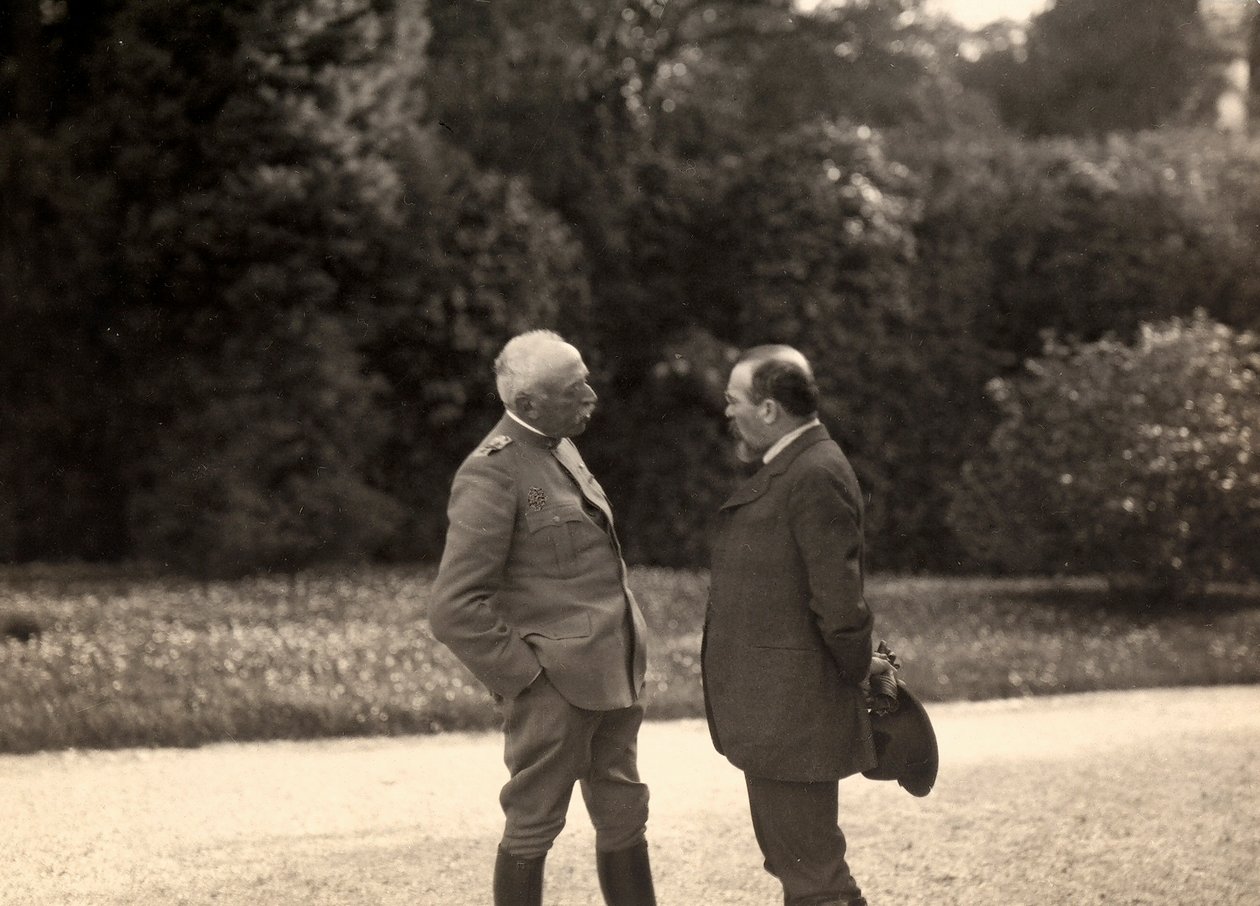 Louis Barthou fala com o General Luigi Cadorna. A fotografia foi tirada em Maio de 1916, durante a Primeira Guerra Mundial (foto a p/b) de Ugo Ojetti