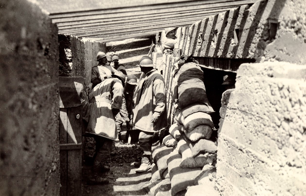 Novas trincheiras italianas, após o avanço em território austríaco na periferia de Selz, durante a Primeira Guerra Mundial, 04-07/1916 (foto a p/b) de Ugo Ojetti