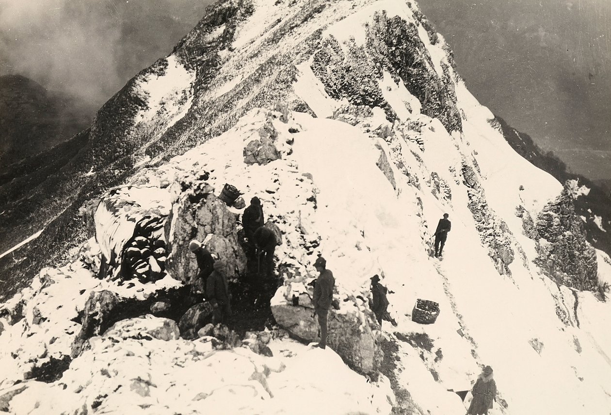 Operações para o ninho de metralhadoras no Monte Nero durante a Primeira Guerra Mundial (foto a p/b) de Ugo Ojetti