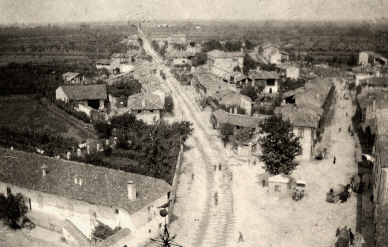Foto panorâmica da cidade de Romanos, tirada da torre do sino da igreja durante a Primeira Guerra Mundial (foto p/b) de Ugo Ojetti