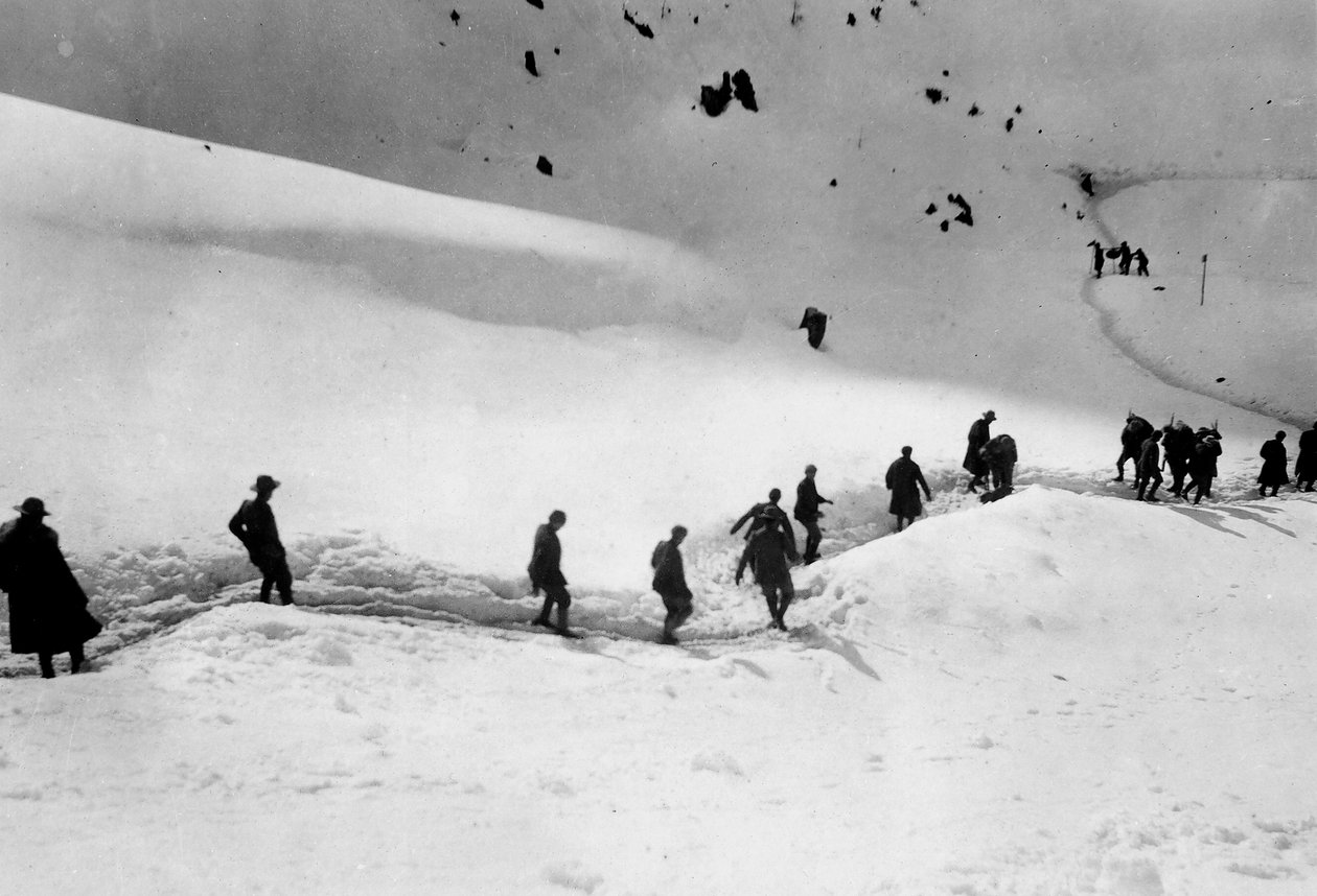 Soldados marchando em direção a Freikofel durante a Primeira Guerra Mundial (foto p/b) de Ugo Ojetti