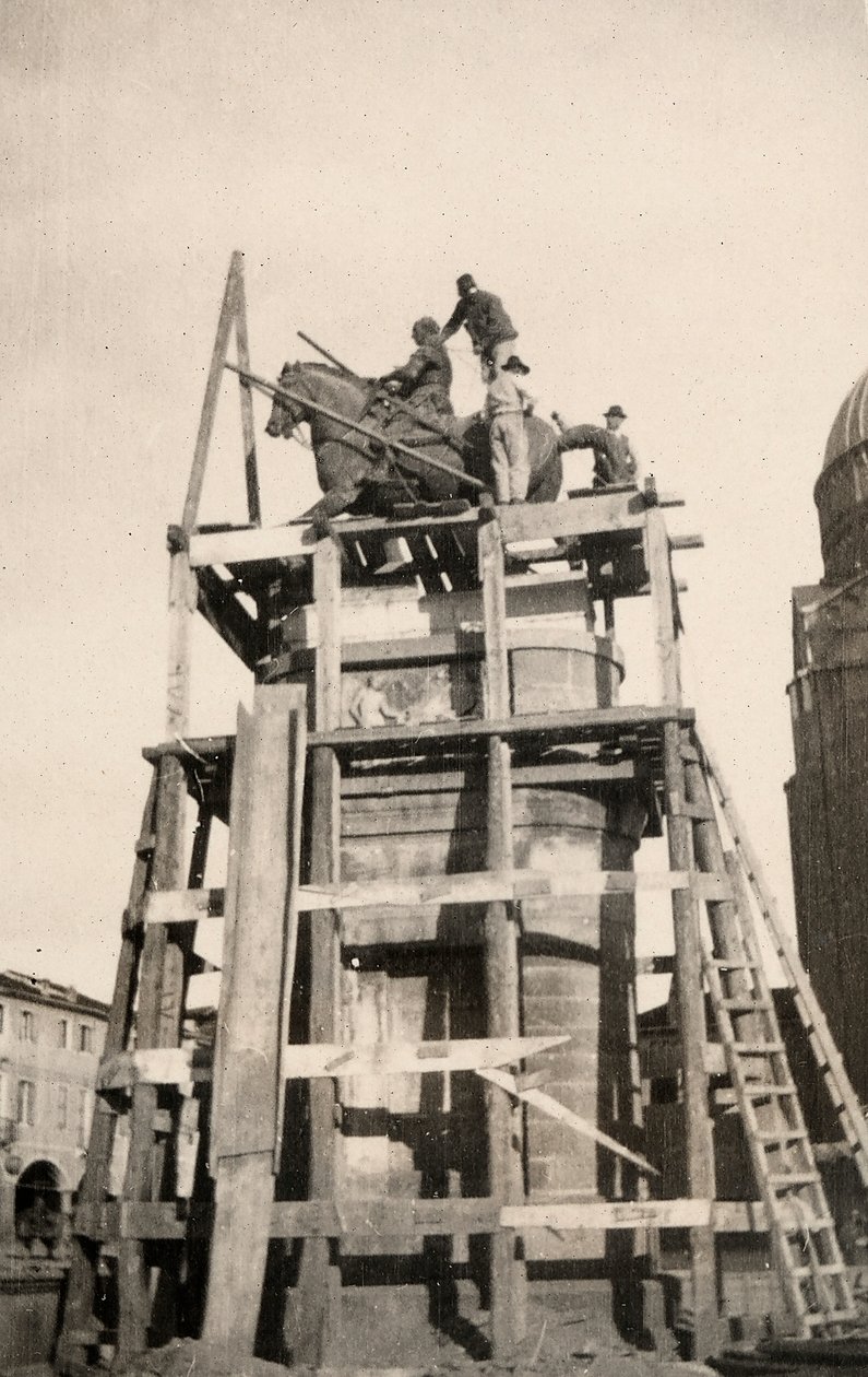 O monumento equestre "Gattamelata" em restauração em Pádua durante a Primeira Guerra Mundial de Ugo Ojetti