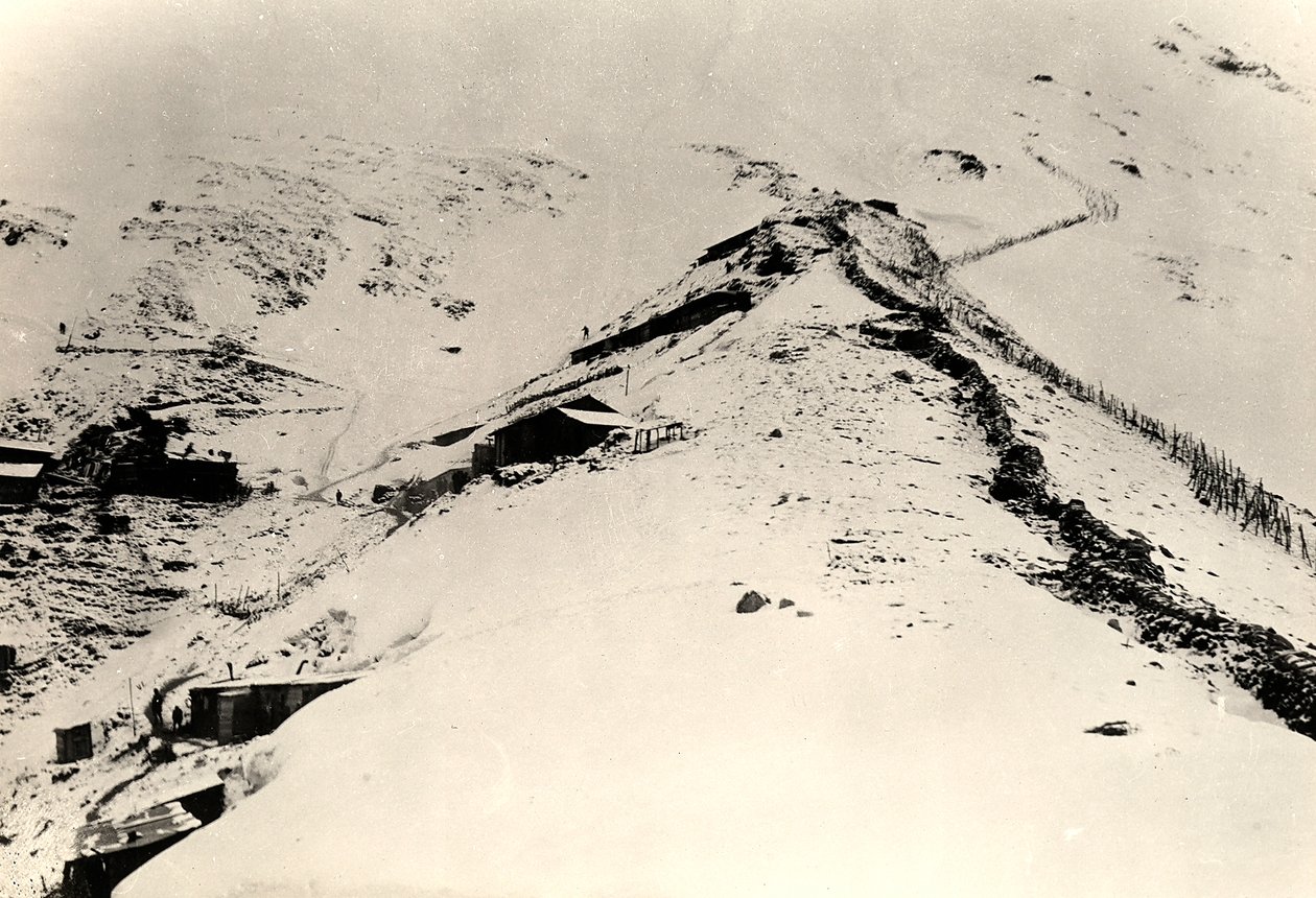 Trincheiras e cercas nas encostas do Monte Nero durante a Primeira Guerra Mundial (foto p/b) de Ugo Ojetti