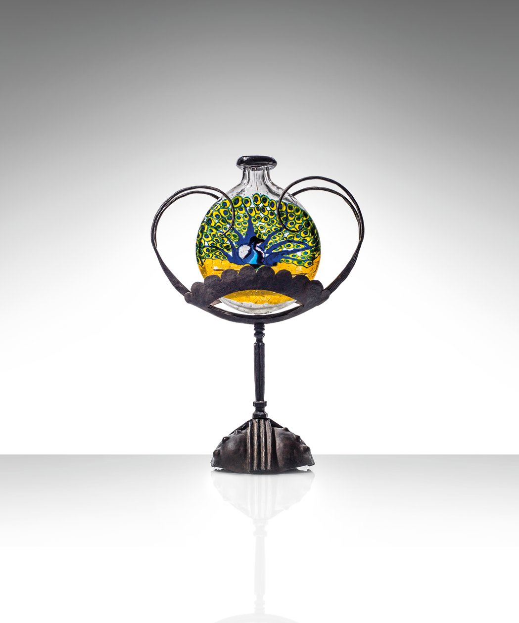 Vaso de mosaico pavão em suporte, c.1922 (vidro fundido fundido à mão e ferro forjado) de Umberto Bellotto