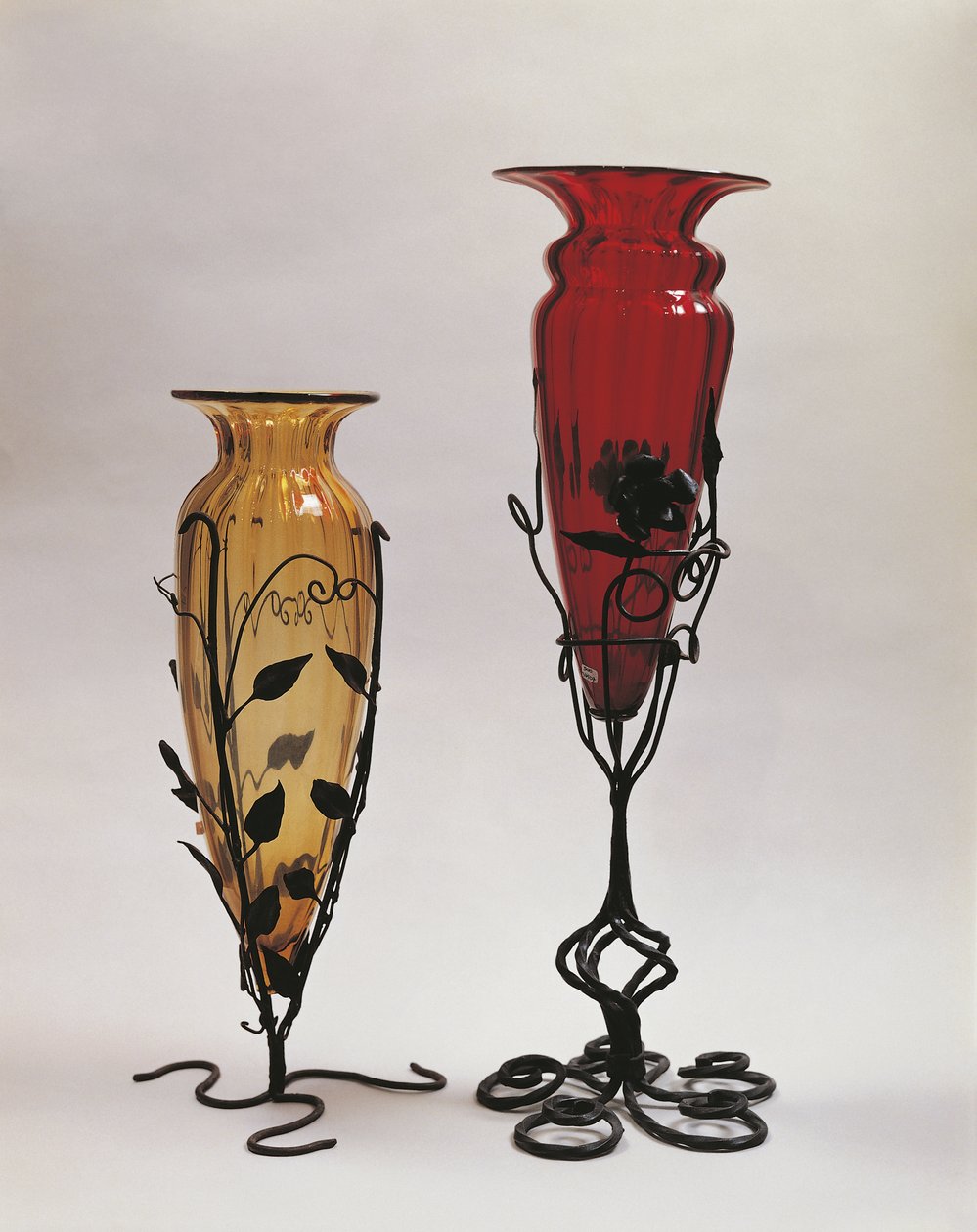Grande plano de dois vasos em bancadas de ferro, Murano, Veneza, Veneto, Itália de Umberto Boccioni
