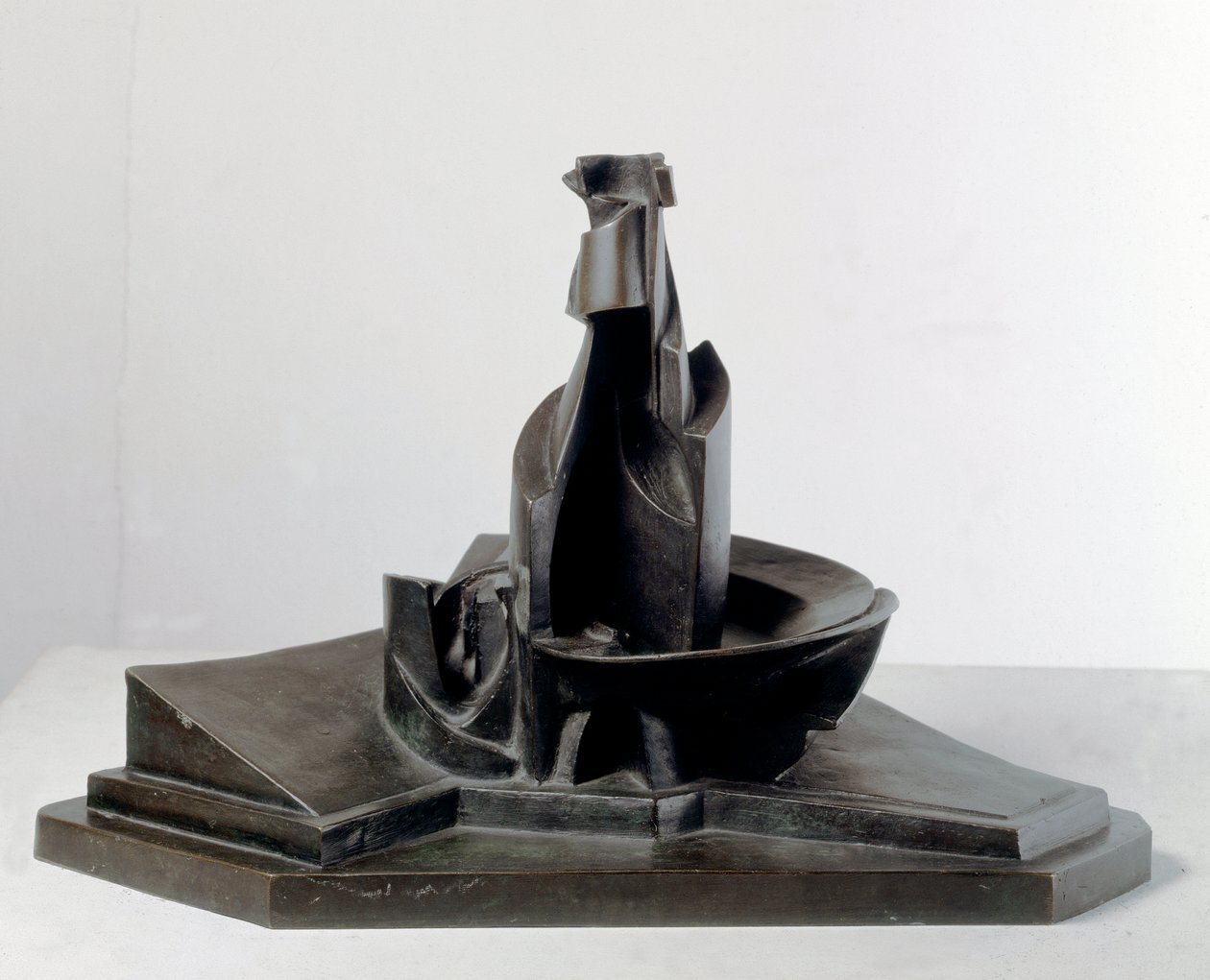 Sviluppo di una bottiglia nello spazio (Desenvolvimento de uma garrafa no espaço) (Linhas e força de uma garrafa) Escultura de bronze de Umberto Boccioni (1882-1916) 1912 Dim: 38,1 cm Milão, Museo del Novecento de Umberto Boccioni