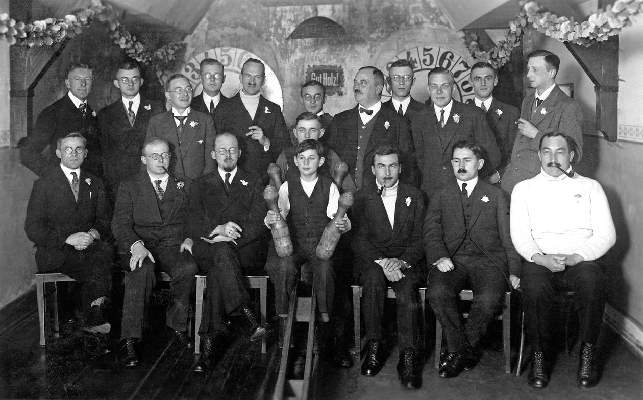 Biólogos do BAH do período entre guerras no final de 1927 enquanto brincavam com acadêmicos de Unbekannt Unbekannt