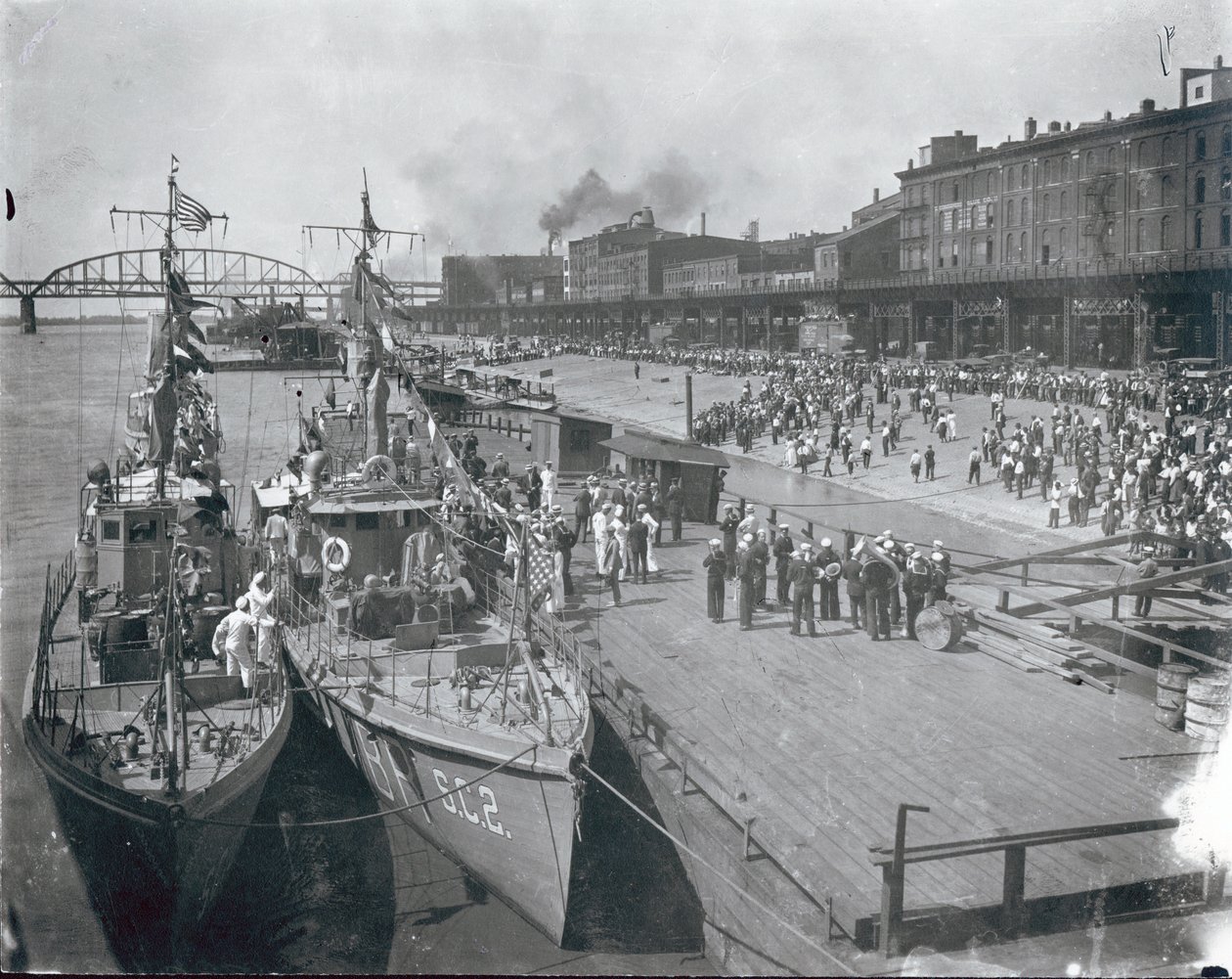 Multidão no beira-rio que cumprimenta a flotilha anti-submarina da marinha dos EU para a visita da demonstração. 13 de junho de 1919 de Unbekannt Unbekannt