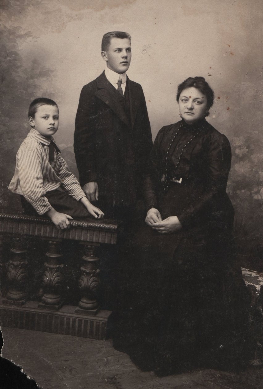 Józefa Kraszewska com seus filhos Janusz e Mieczysław de Unbekannt Unbekannt