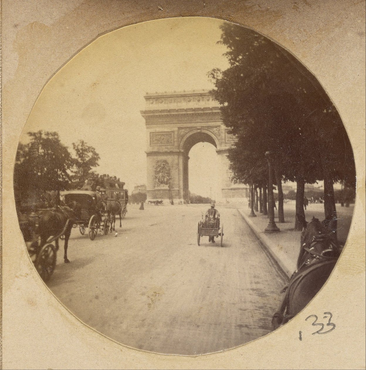 (Vista do Arco do Triunfo, Paris, França, com carruagens na rua) de Unbekannt Unbekannt