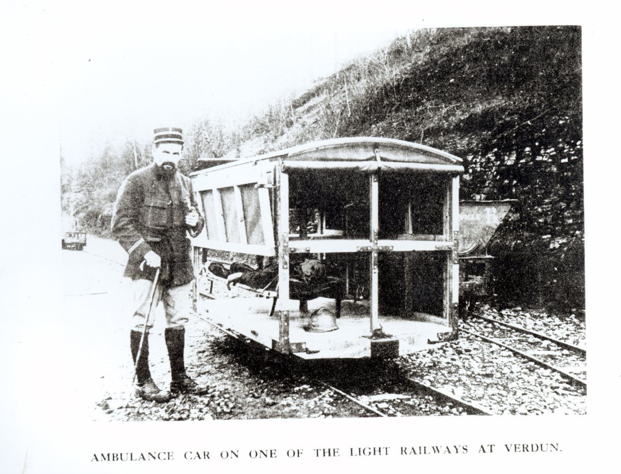 Carro de ambulância em uma das ferrovias ligeiras de Verdun, c.1916 de Unbekannt Unbekannt