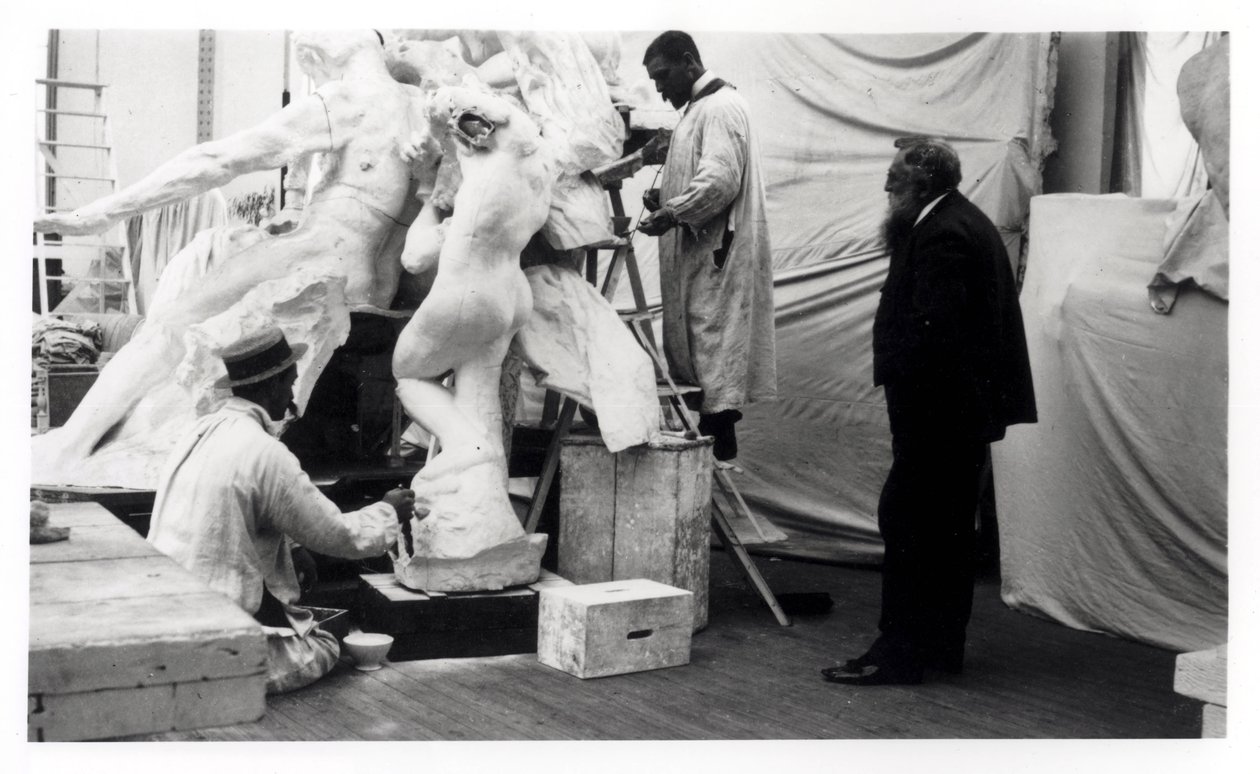 Auguste Rodin (1840-1917) em seu estúdio em Paris assistindo a construção de uma escultura, 1905 de Unbekannt Unbekannt