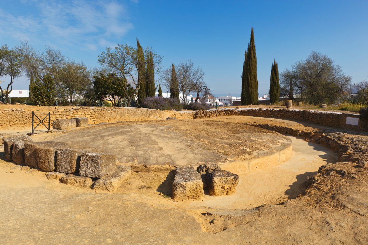 Mausoléu circular na necrópolis romana do complexo arqueológico, província de Carmona, Sevilha, Espanha. de Unbekannt Unbekannt