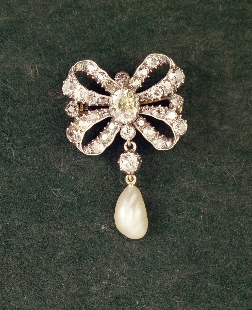 Broche de diamante com pérola suspensa, c.1760 diamante e pérola de Unbekannt Unbekannt