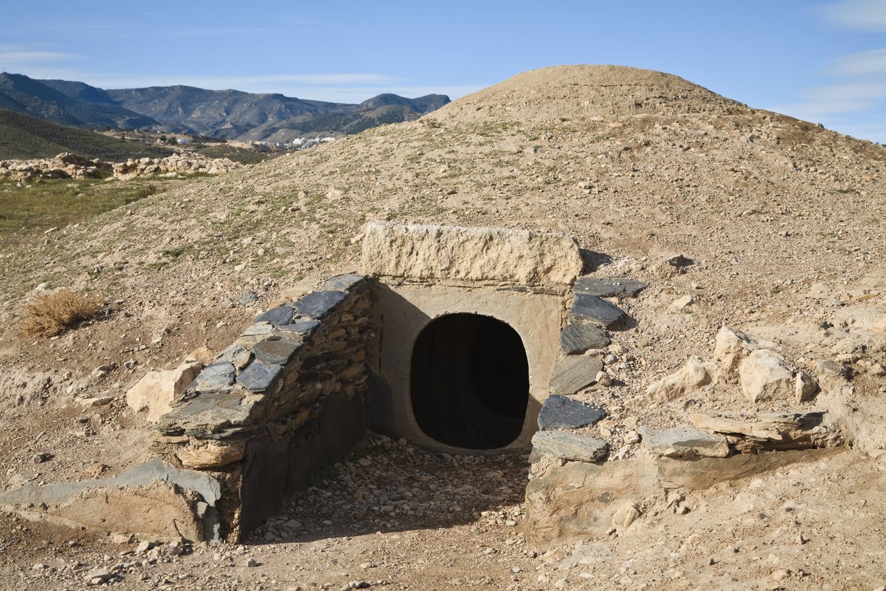 Entrada para a tumba circular reconstruída na área da Necrópole, Los Millares, perto de Santa Fe Mondujar (foto) de Unbekannt Unbekannt