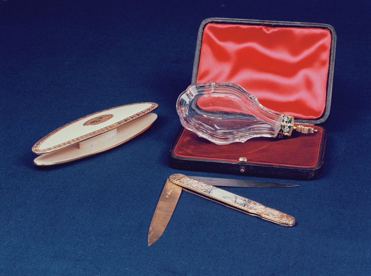 Garrafa de perfume dourada e dourada; shuttle and clasp knife, francês, c.1750 de Unbekannt Unbekannt