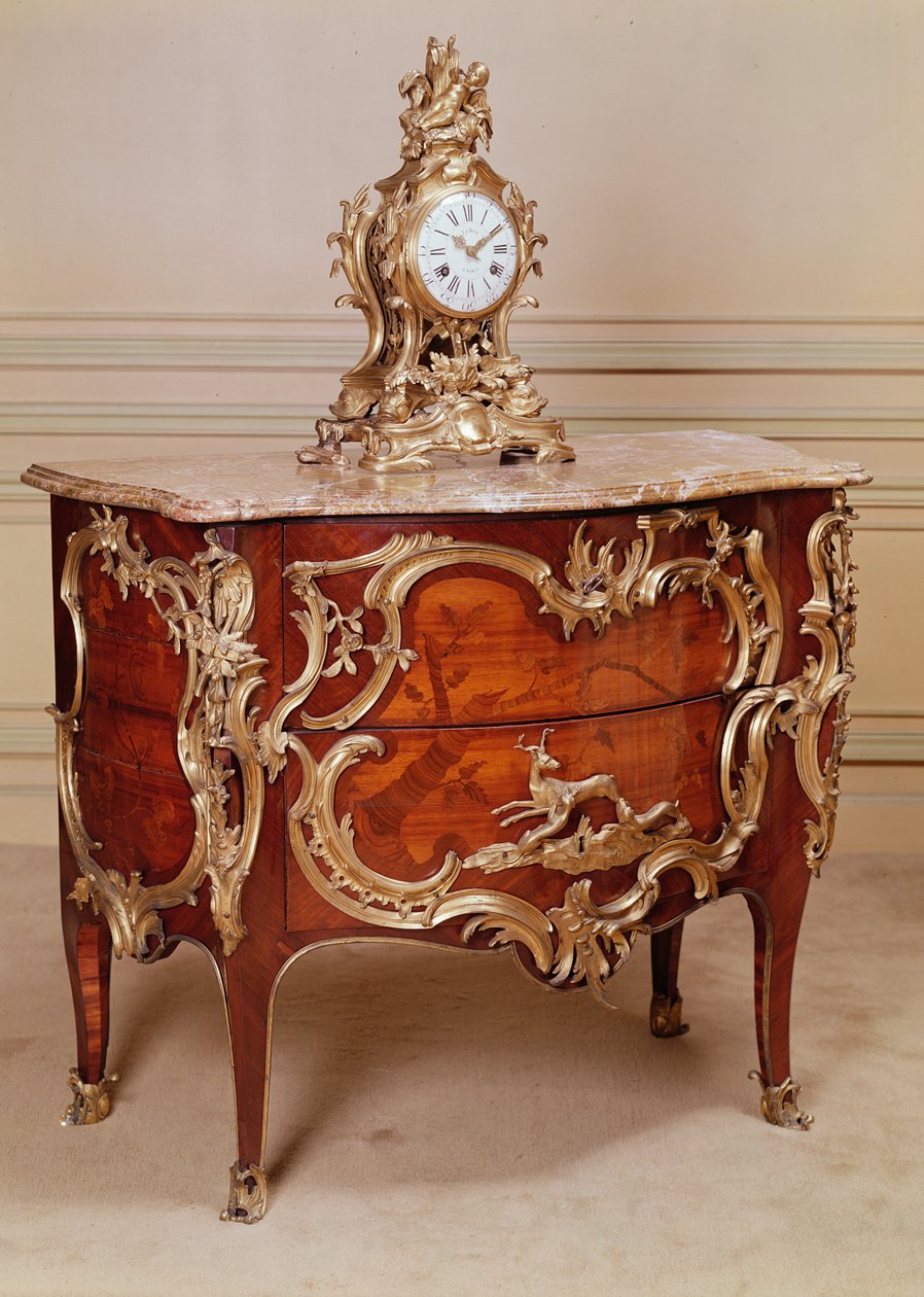Cômoda de marchetaria, uma de um par, folheada em madeira de tulipa e pau-rei, período Luís XV, por Bernard van Risenburgh e Ormolu manto clock, Le Roy, 1715 de Unbekannt Unbekannt
