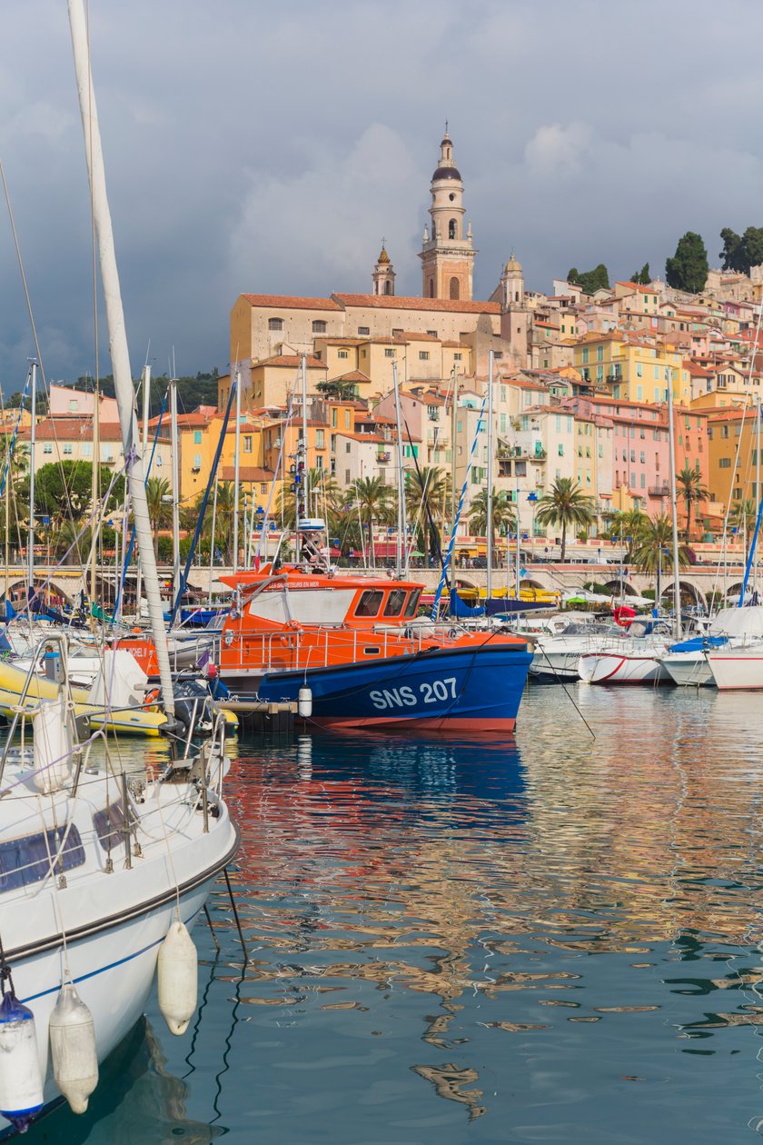 Menton, França. Vista sobre o porto para a cidade. de Unbekannt Unbekannt