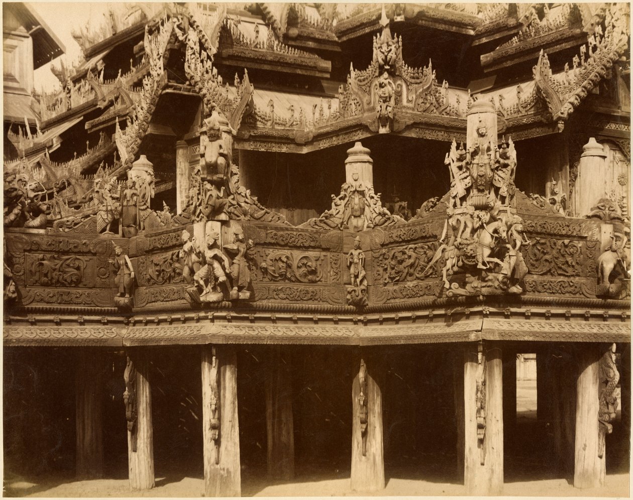 Mosteiro ou pagode, detalhe, provavelmente Mandalay, final do século XIX (albumen print) (foto de bw) de Unbekannt Unbekannt