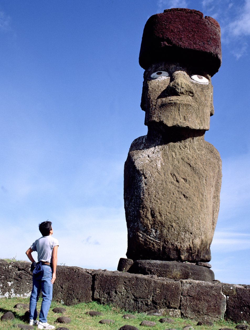 Estátua monolítica em Ahu é o Riku, c.1000-1600 de Unbekannt Unbekannt