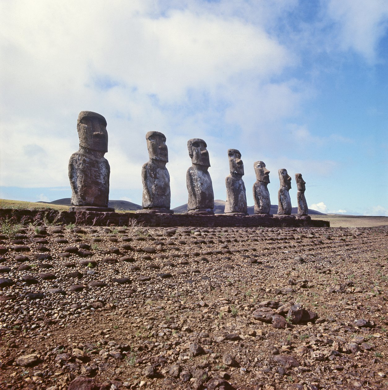 Estátuas monolíticas em Ahu Akivi, c.1000-1600 de Unbekannt Unbekannt