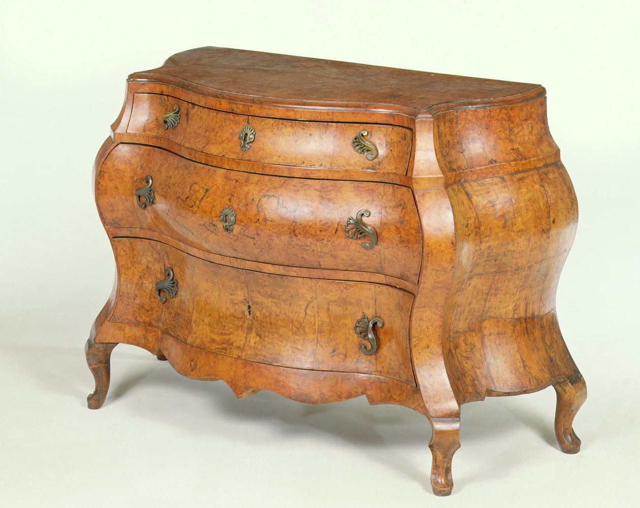 Commode de nogueira italiana do norte, exagerada forma de bomba, c.1760 de Unbekannt Unbekannt