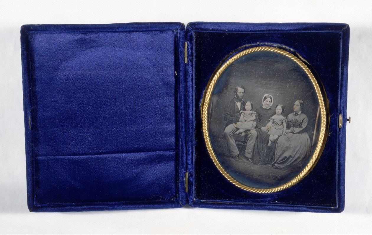 Retrato da Sra. Bernard Hart e seu filho Benjamin Seixus-Hart, sua nora e com sua gra ... de Unbekannt Unbekannt