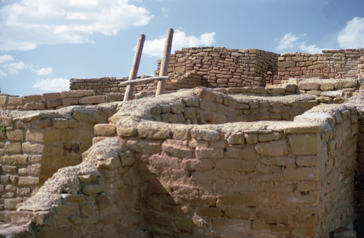 Moradia indígena Pueblo e Kiva, construída do século XI a XIV (foto) de Unbekannt Unbekannt