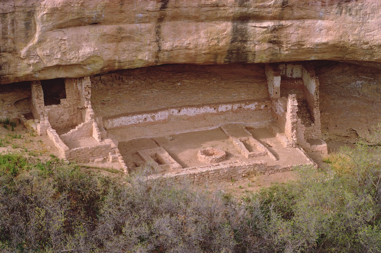 Restos de moradias indígenas Pueblo com entrada para um Kiva, construído do século 11-14 (detalhe de 229606) de Unbekannt Unbekannt