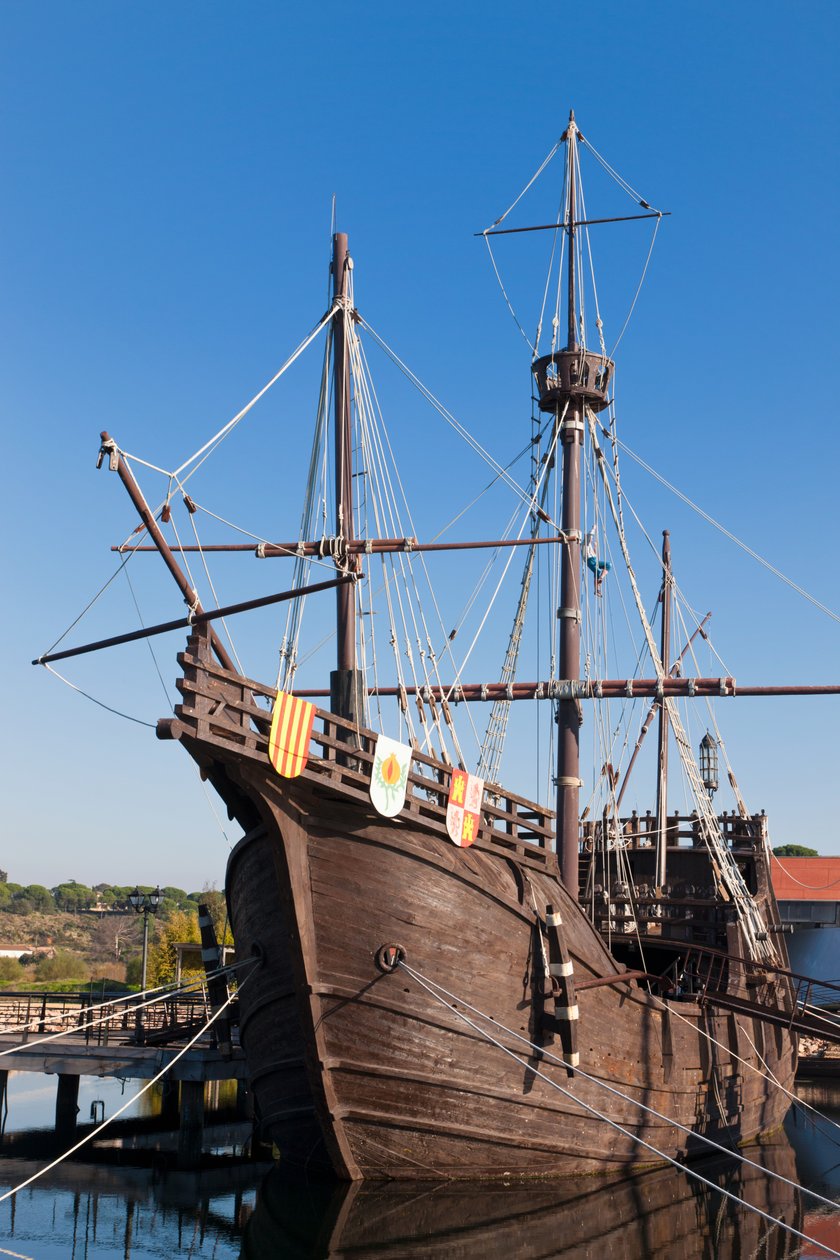 Réplicas dos navios que Colombo navegou para as Américas em El Muelle de las Carabelas, ou O Cais das Caravelas em Palos de la Frontera, província de Huelva, Andaluzia, sul da Espanha. de Unbekannt Unbekannt