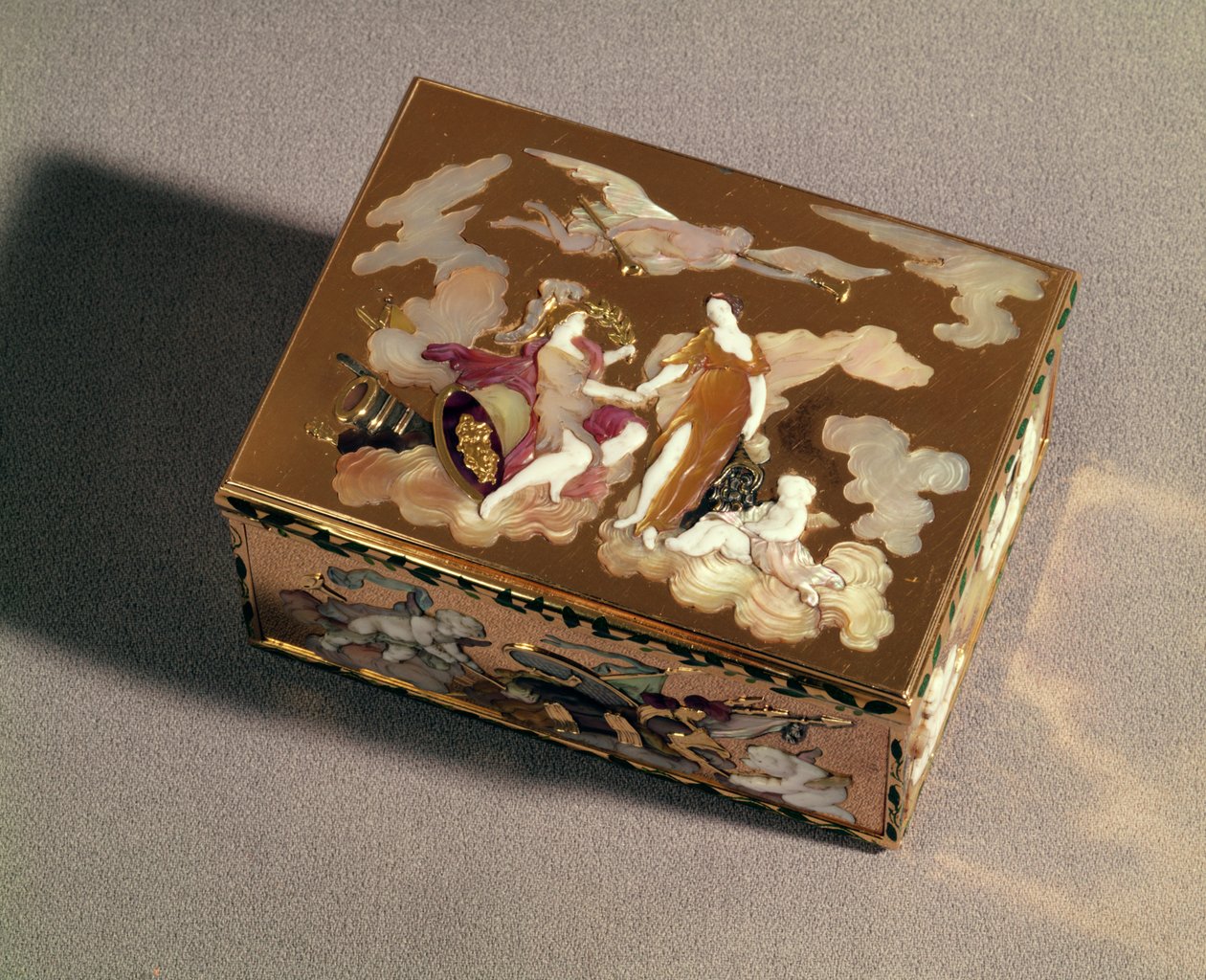 Caixa de rapé de ouro esmaltado e madrepérola colorida, Paris, 1747-48; caixa de rapé em forma de barril, Paris, 1754, ouro e madrepérola de Unbekannt Unbekannt