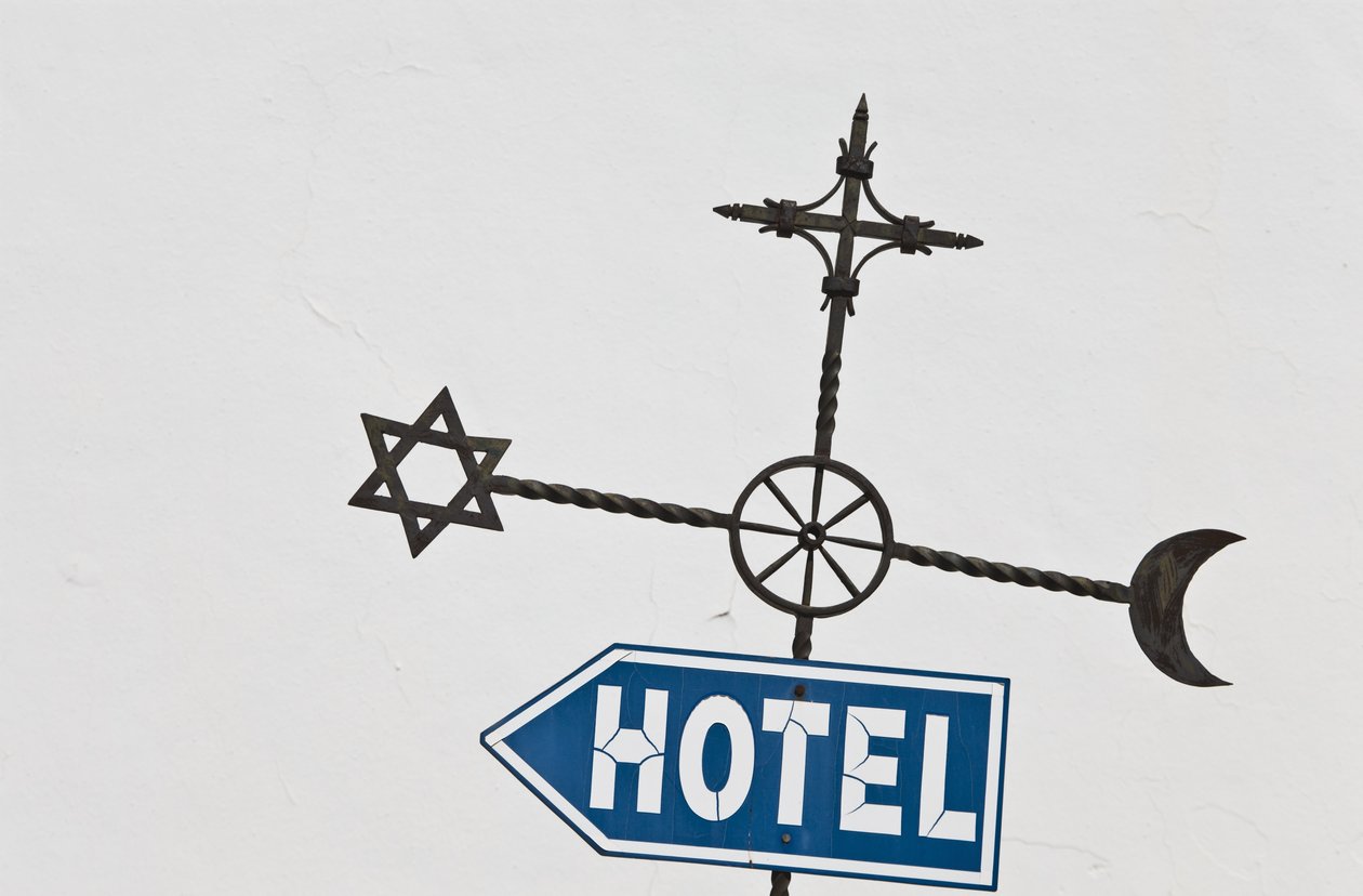 Placa de rua com símbolos judaicos, cristãos e islâmicos de Unbekannt Unbekannt