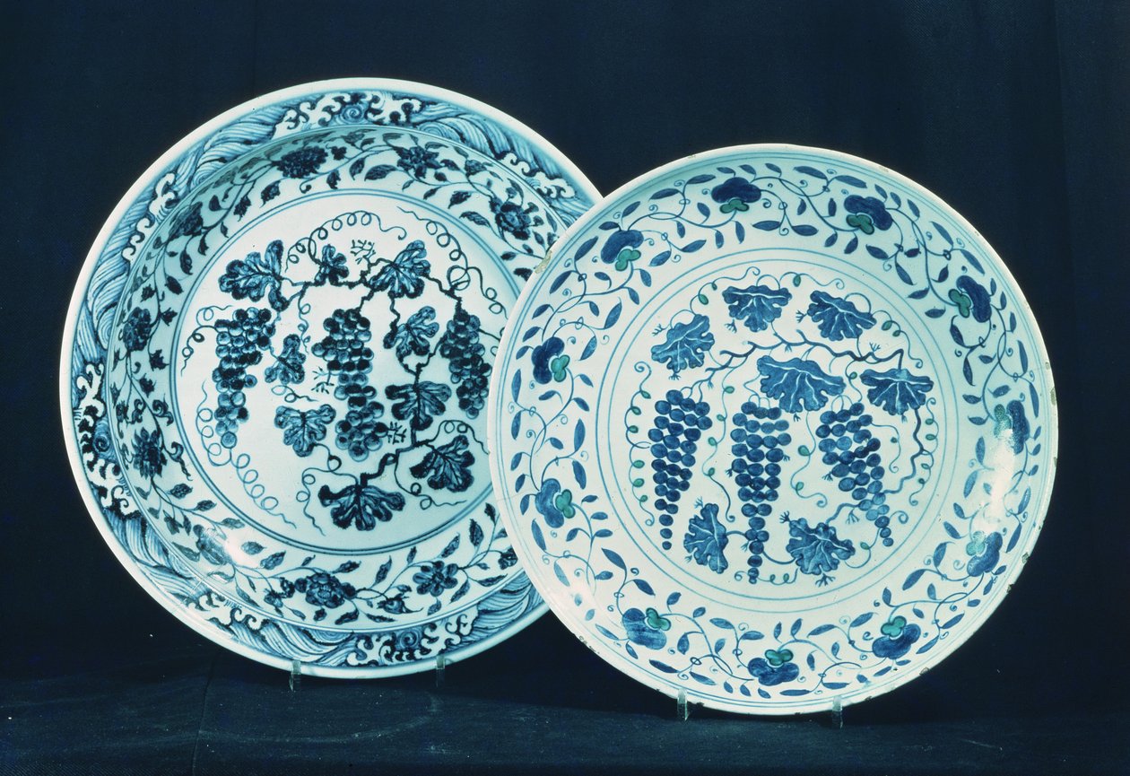 A Influência da Porcelana Chinesa na Cerâmica do Oriente Próximo: Top - Chinês, Ming, início do século XV. Abaixo: Turco, início do século XVII de Unbekannt Unbekannt