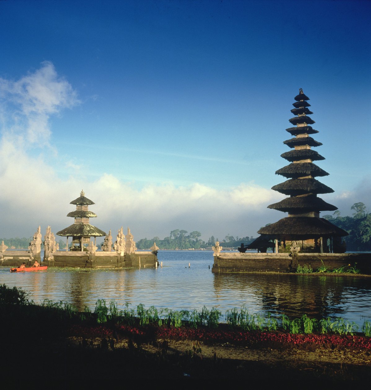 O templo da água no lago Bratan de Unbekannt Unbekannt