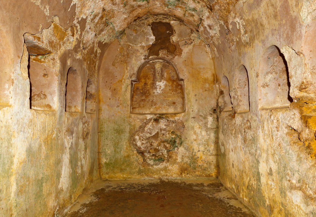 Câmara subterrânea abaixo do mausoléu circular na necrópolis romana do complexo arqueológico, província de Carmona, Sevilha, Espanha. de Unbekannt Unbekannt