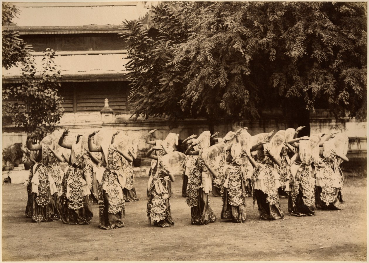 Dançarinos velados em Mandalay, Birmânia, final do século XIX (impressão de albume) de Unbekannt Unbekannt