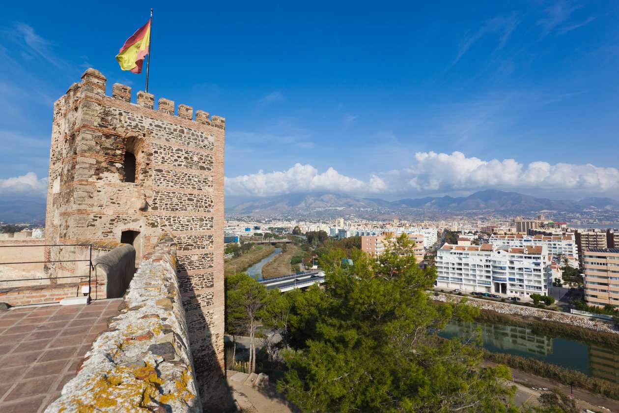 Vista do Castelo Sohail através do Rio Fuengirola para a cidade de Unbekannt Unbekannt