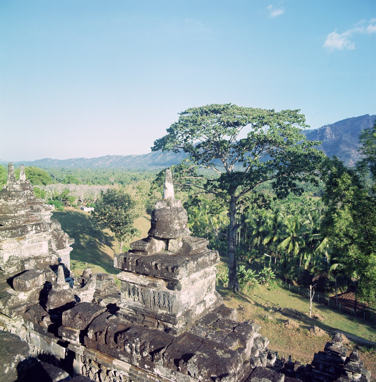 Vista do monumento mostrando balaustrada superada com pequena stupa ou dagobs, erigido c.800 (pedra vulcânica) de Unbekannt Unbekannt