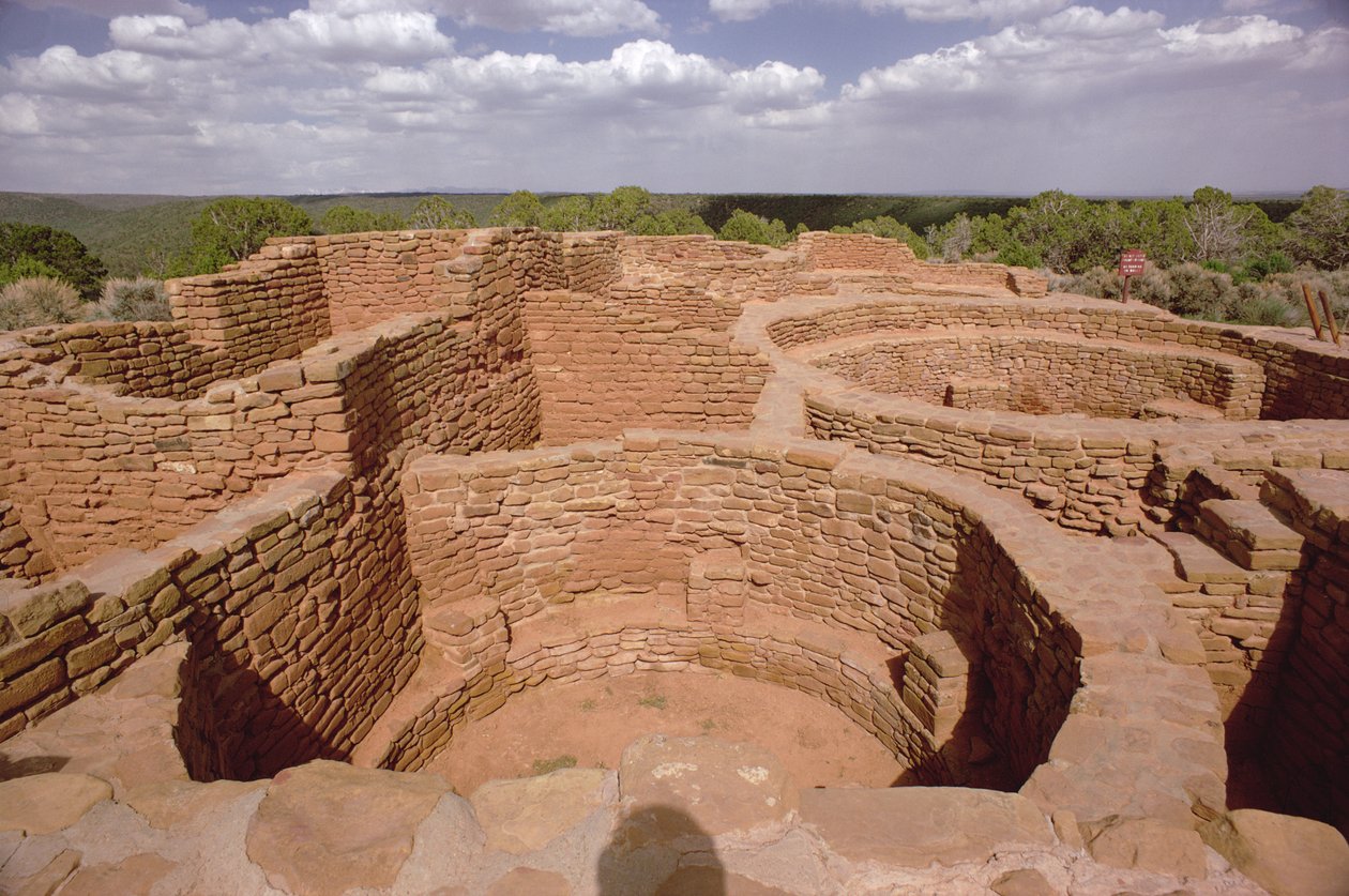 Vista do povo indígena Pueblo Kivas, construída do século XI a XIV (ver também 229299) de Unbekannt Unbekannt