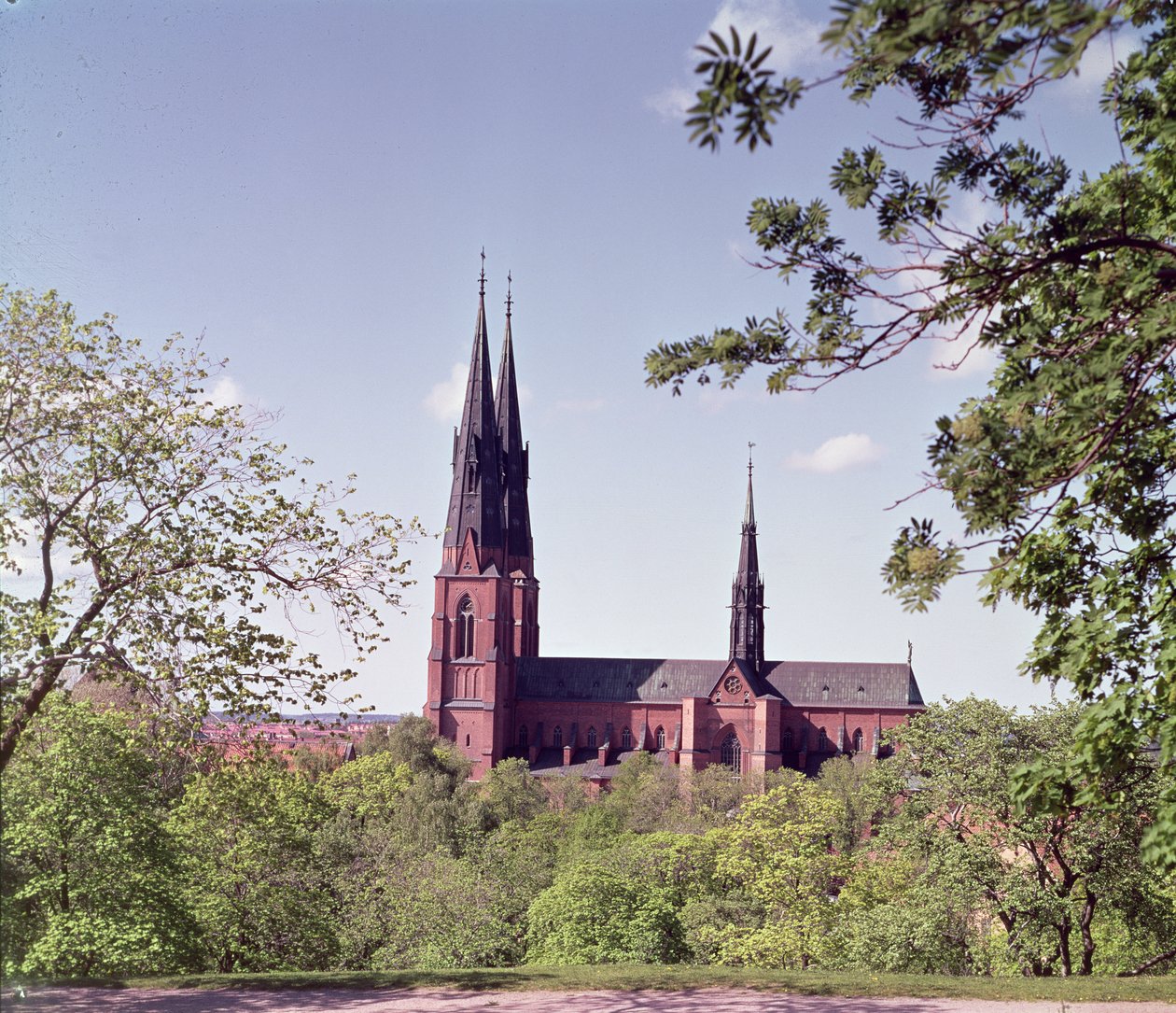 Vista da Catedral de Uppsala da foto do castelo de Unbekannt Unbekannt