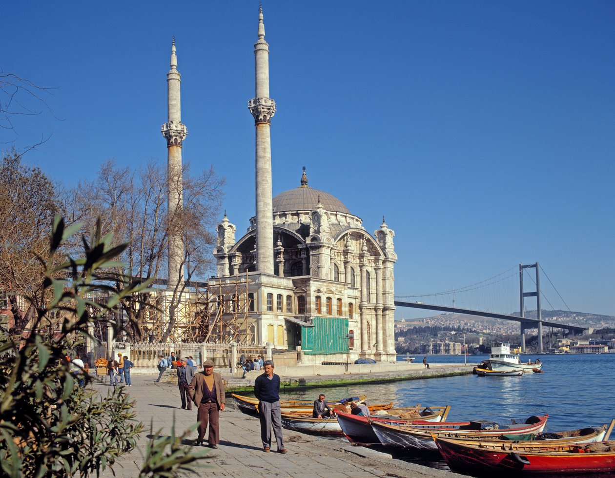 Vista da mesquita de Abdulmecid em Ortakoy com a ponte do Bósforo no fundo de Unbekannt Unbekannt