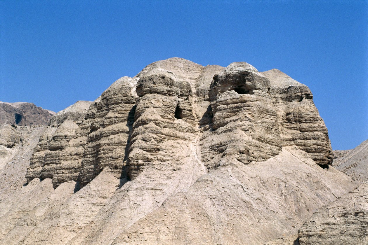 Vista das Cavernas de Qumran, onde os Manuscritos do Mar Morto foram descobertos em 1947 de Unbekannt Unbekannt