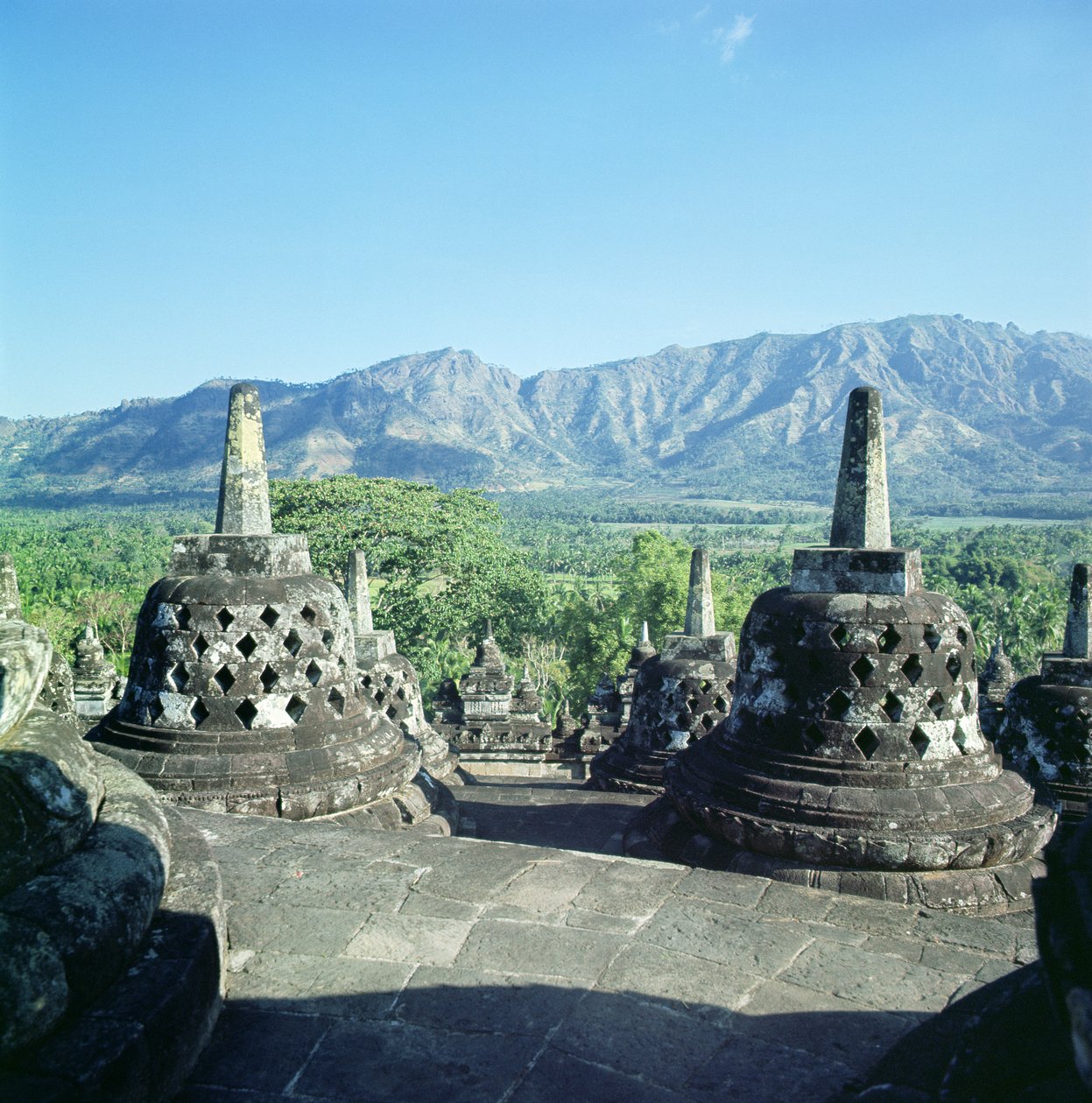 Vista dos três terraços circulares com stupas de treliça ou dagobs, erguidos c.800 (pedra vulcânica) de Unbekannt Unbekannt