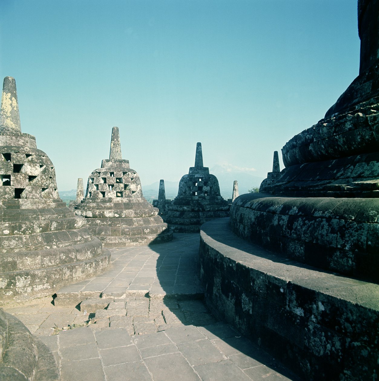 Vista, superior, circular, terraço, cercado, entroncizado, stupas, ou, dagobs, erguido, c.800, anúncio, (vulcânico, stone) de Unbekannt Unbekannt