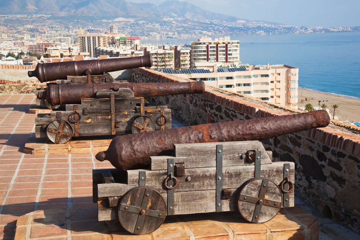 Vista sobre a bateria de armas do Castelo de Sohail para a cidade de Unbekannt Unbekannt