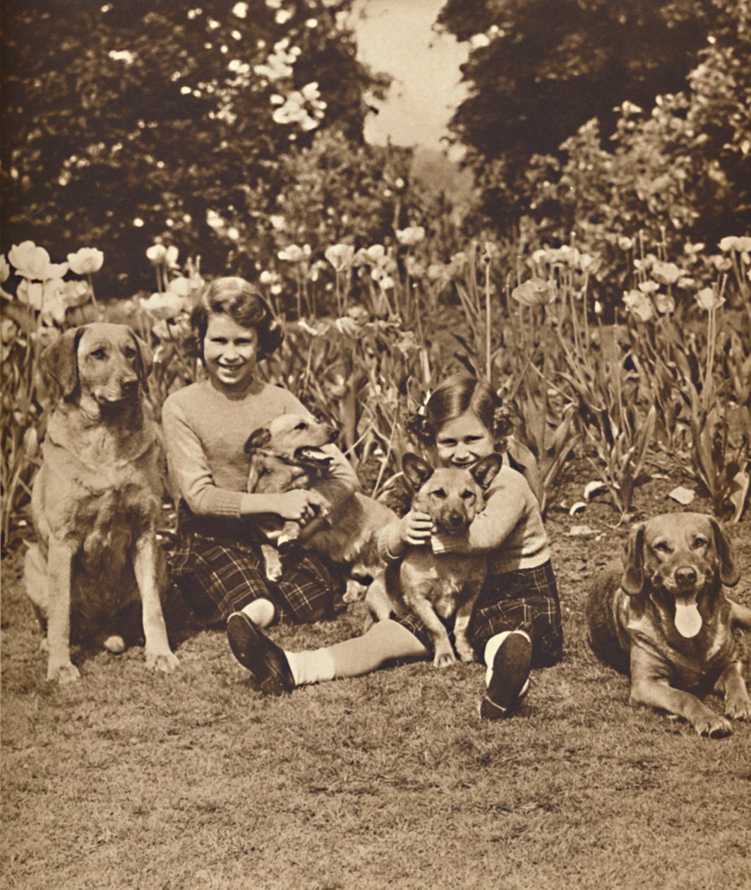 -E amigas, princesas Elizabeth e Mary no Royal Lodge, Windsor, c1936 1937 de Unbekannt
