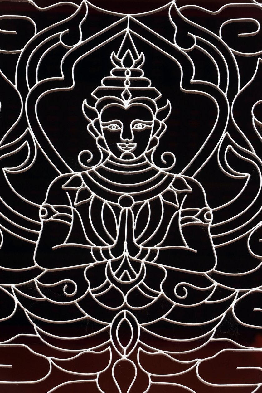 20151028, Vientiane, Laos : Wat Ong Teu templo budista. Uma Deusa decora uma janela de Unbekannt