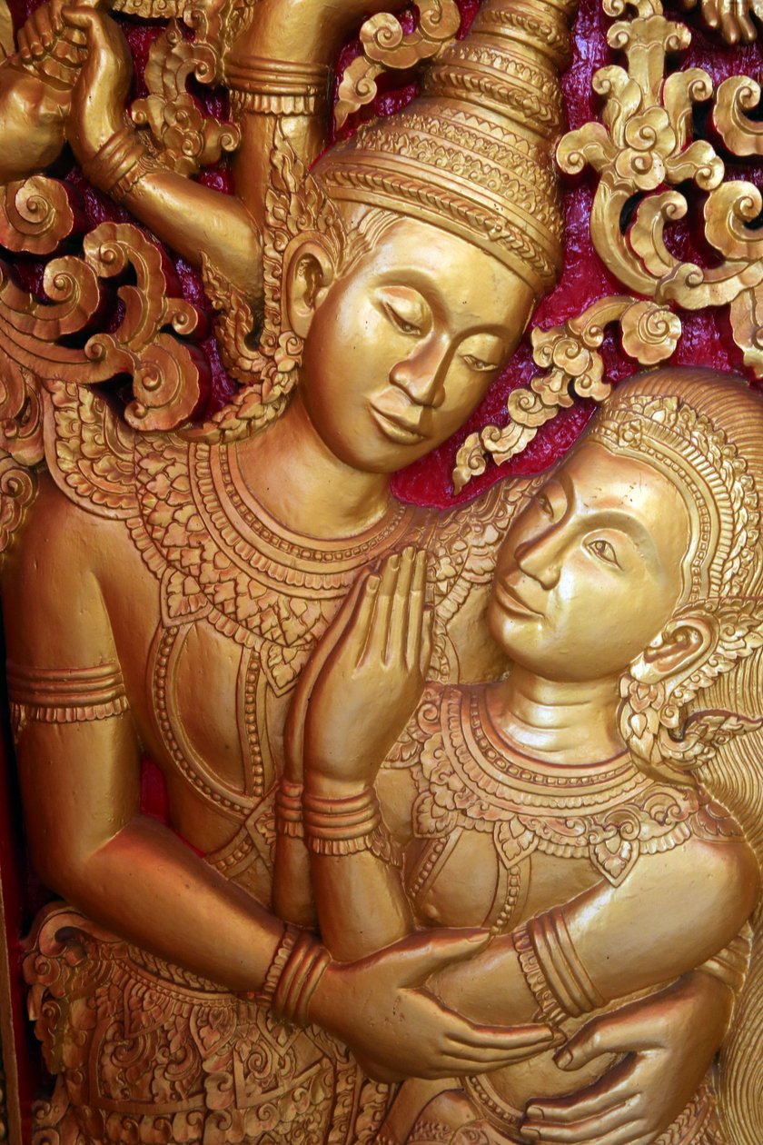 20151028, Vientiane, Laos : Wat Ong Teu templo budista. Gravura de porta retratando a cena do Ramayana de Unbekannt